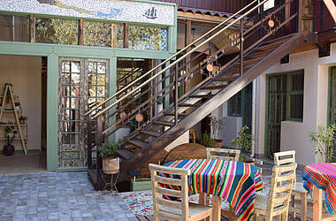 Innenhof des Eco-Hostal Tambo Verde in Santiago mit Tischen und Stühlen