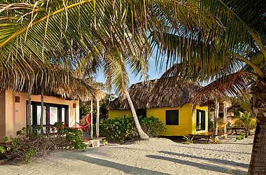 Bunte Casitas und Villen am Strand des Matachica Resort auf Ambergris Caye