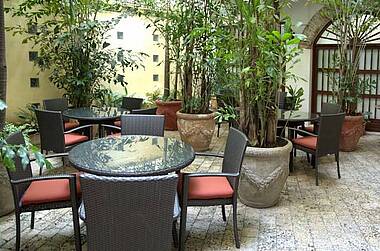 Begrünte Sitzecke im Außenbereich des Hotel Monterrey Cartagena