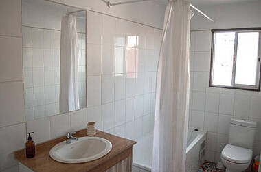 Badezimmer mit Wanne im Eco-Hostal Tambo Verde in Santiago