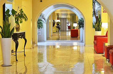 Lobby und Bogengänge im Hotel Los Conquistadores Trujillo, Peru