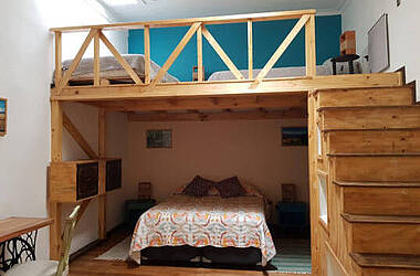 Doppelbett und Mezzanin im Familienzimmer im Eco-Hostal Tambo Verde