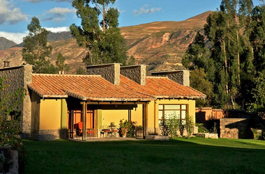 Außenansicht einer Unterkunft im Hotel Sol & Luna Lodges & Spa bei Sonnenuntergang, Heiliges Tal Peru