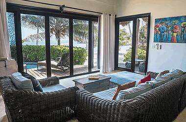 Wohnzimmer mit Blick auf den Pool in der Seafront Luxussuite im Matachica Resort auf Ambergris Caye