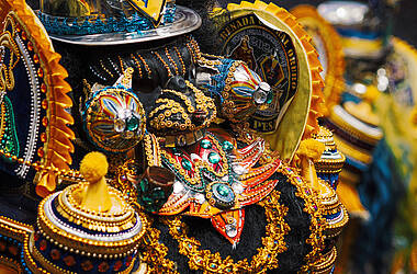 Traditionelle bolivianische Karnevalsmaske. Die Maske ist farbenfroh und kunstvoll gestaltet mit komplexen Designs, leuchtenden Farben, Pailletten, Perlen und anderen Verzierungen