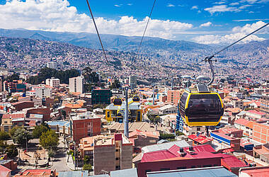 Blick aus der Seilbahnkabine über die Dächer von La Paz bis zum Talrand